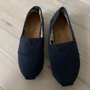 Toms, size 6 in women, classic navy canvas